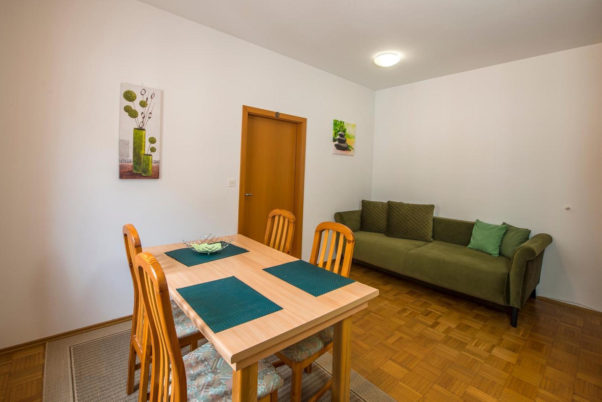 Apartments Rombon Klavdij With Free Onsite Parking โบเว็ก ภายนอก รูปภาพ